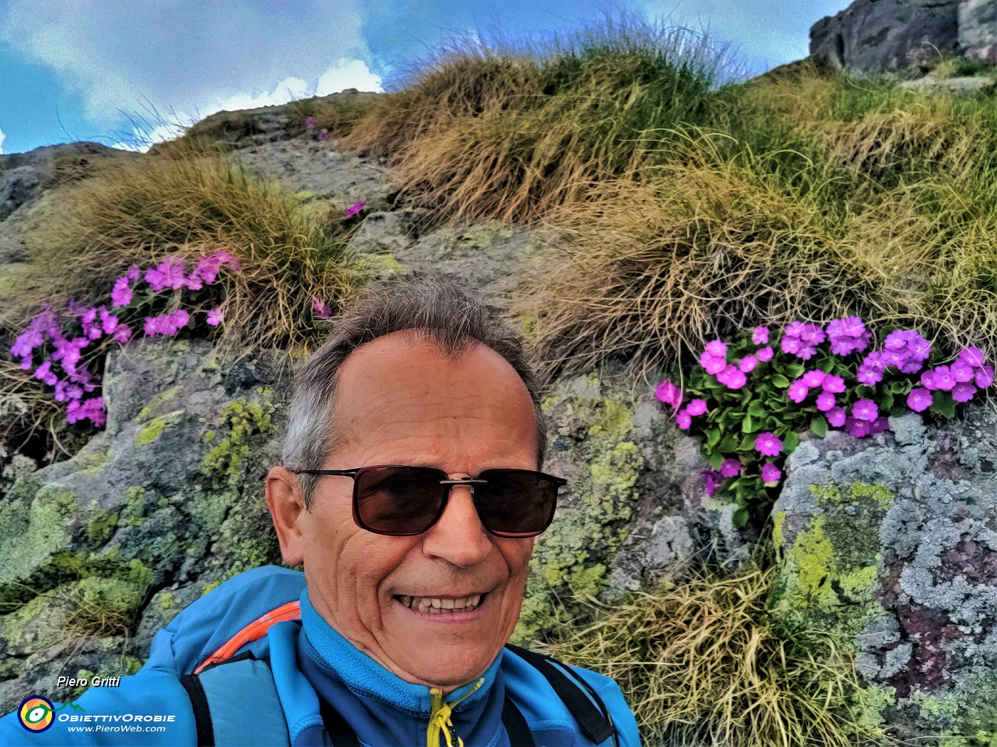 03 Selfie con la Primula hirsuta (Primula irsuta).jpg